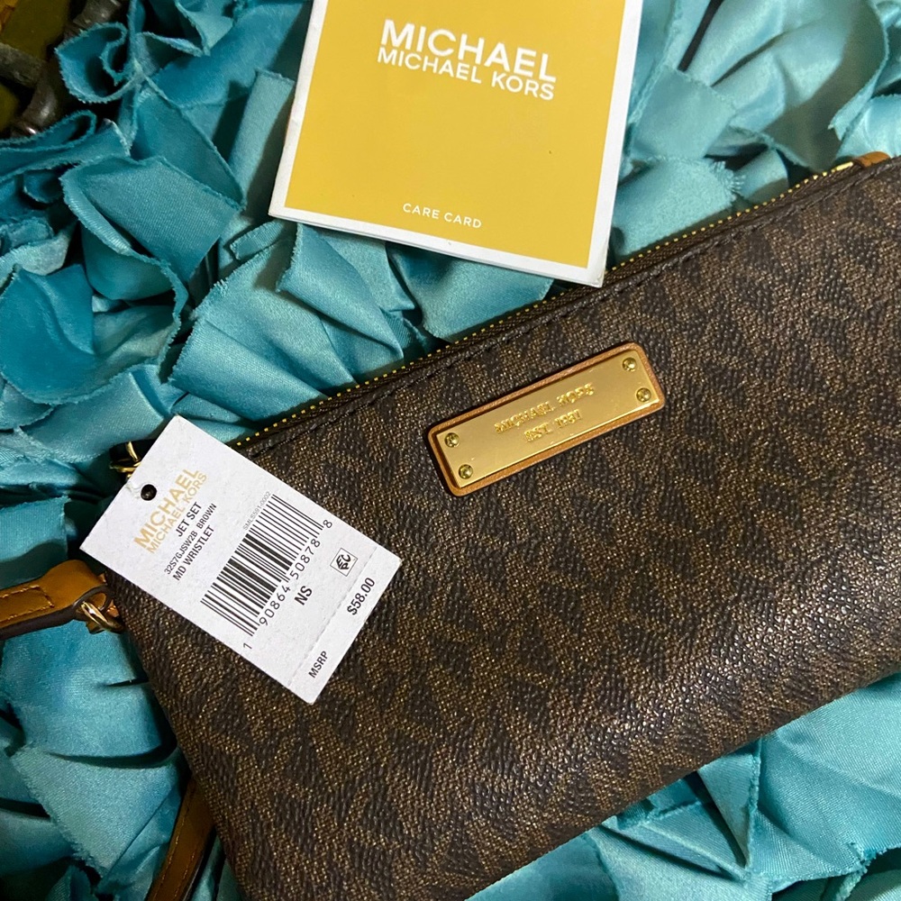 Michael Kors JET SET WRISTLET. New With Tags.